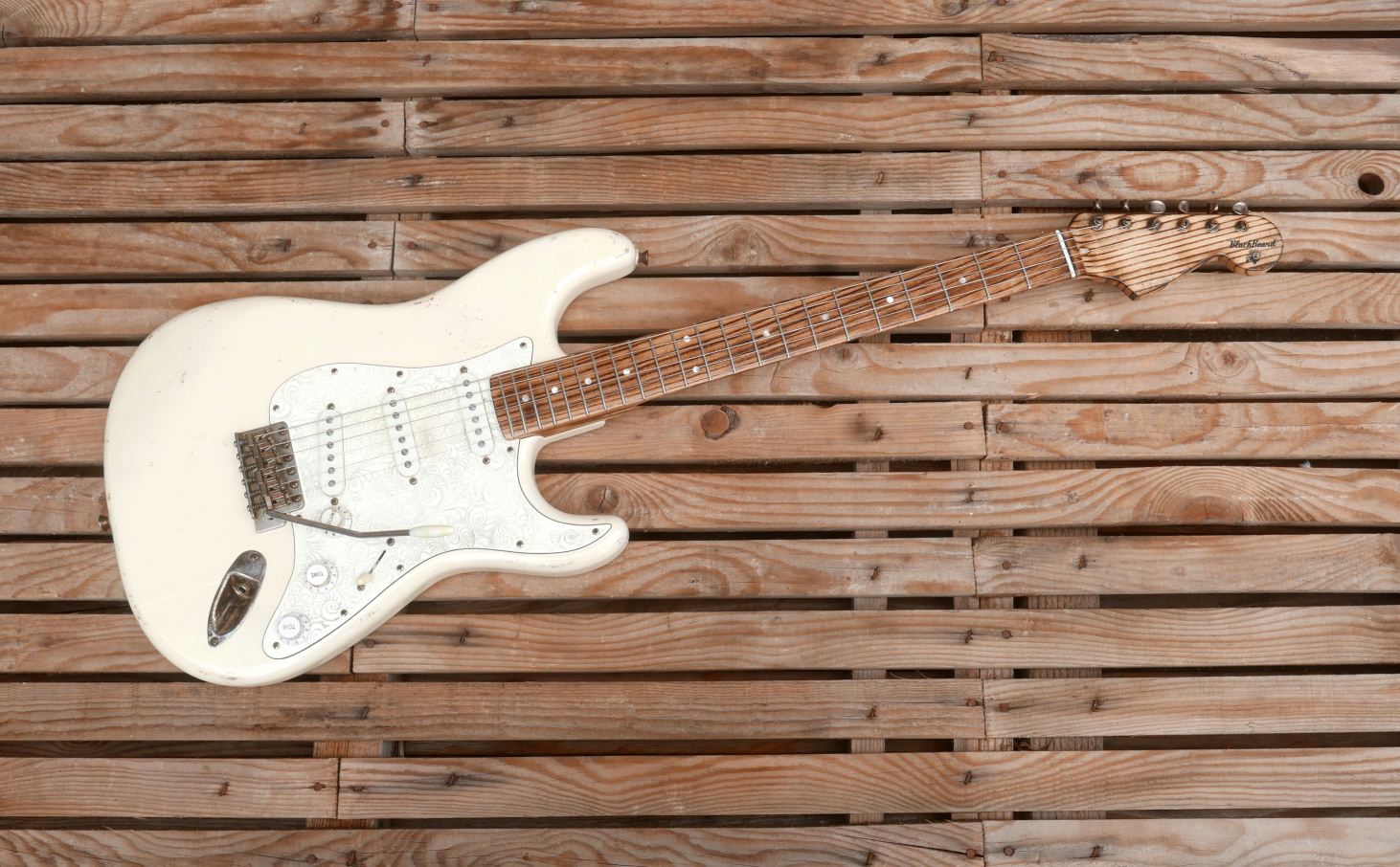 stratocaster guitar white
